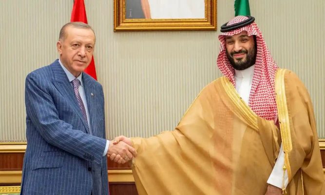 ‘A new era of cooperation’: the Saudi crown prince, Mohammed bin Salman, greeting the Turkish president, Recep Tayyip Erdoğan, on 28 April.